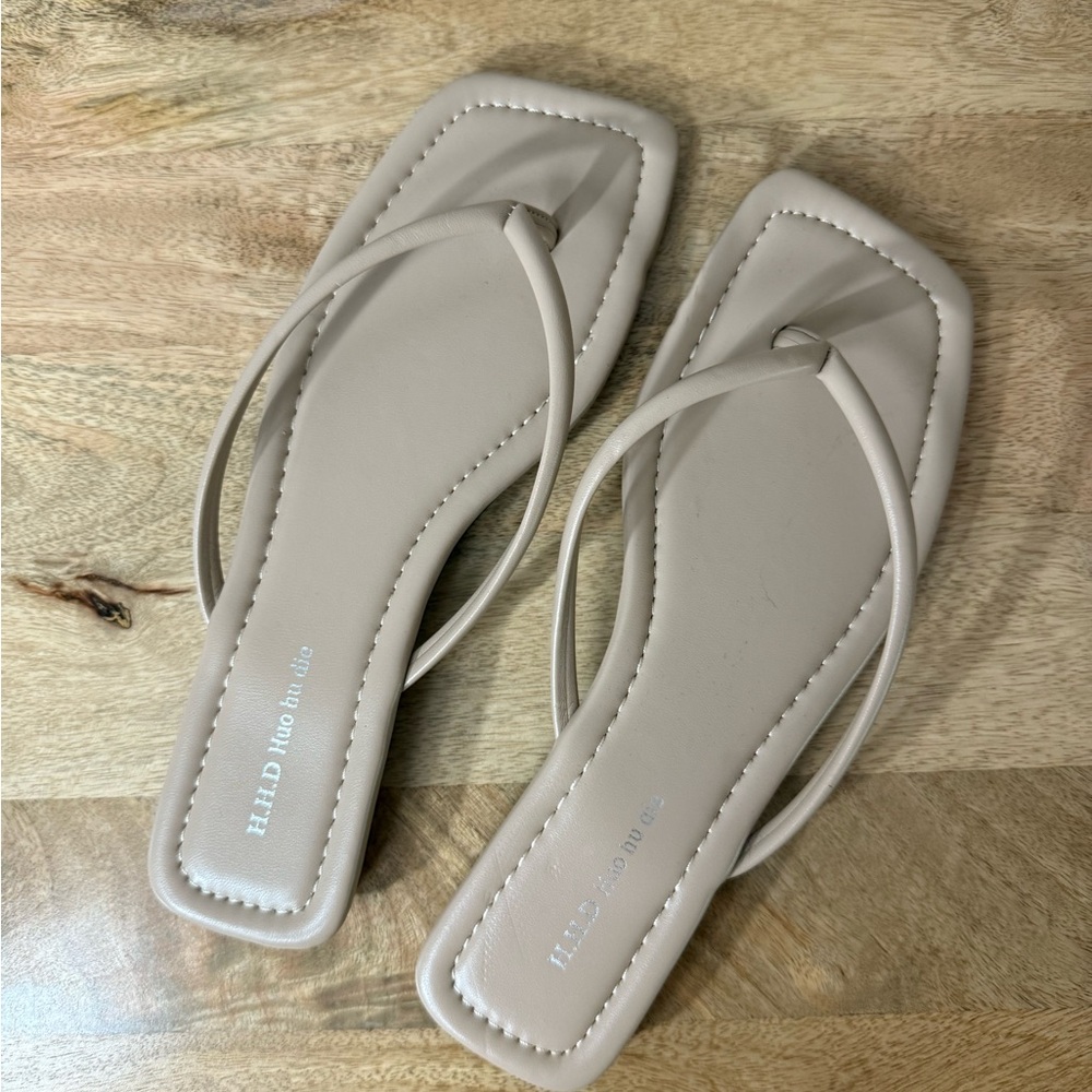 NWT Vegan Leather Nude Tan Sandals Minimalist Design 41 Cocktail Shoes